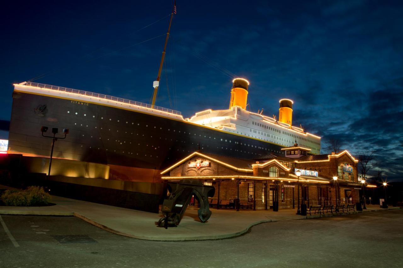 Always Kiss Me Goodnight- Hot Tub, You Get 1089 Of Free Area Attraction Tickets For Each Paid Day! Pigeon Forge Eksteriør bilde