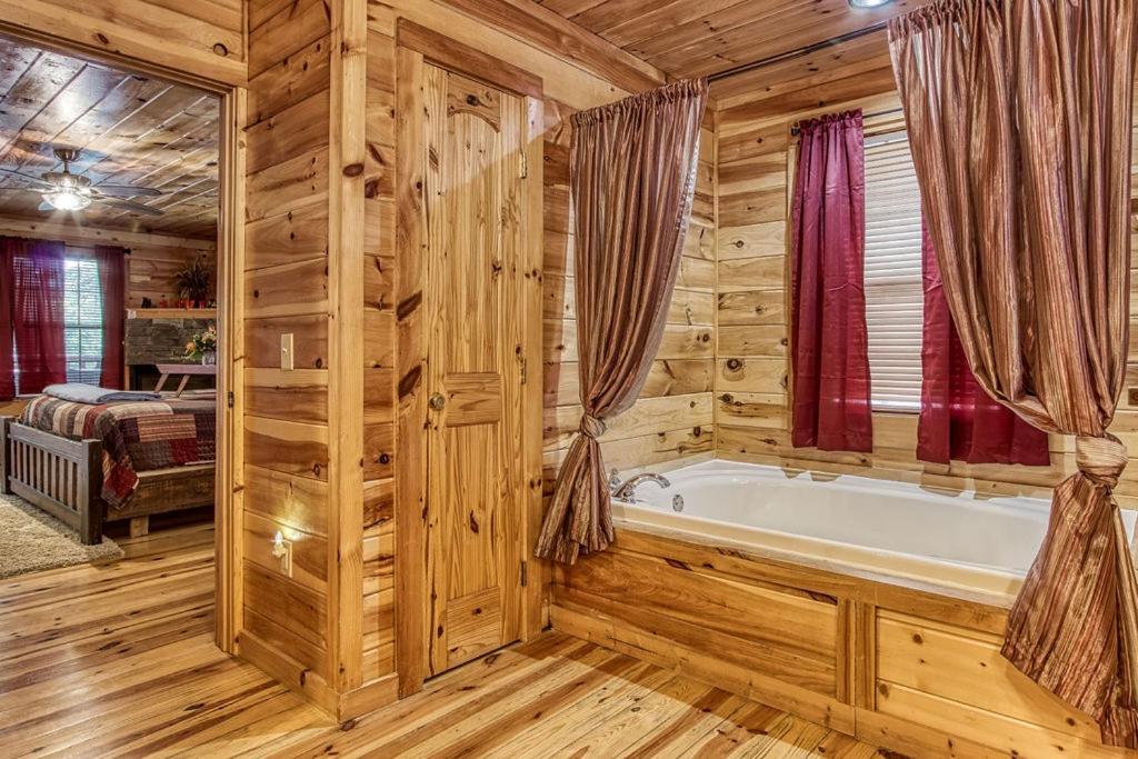 Always Kiss Me Goodnight- Hot Tub, You Get 1089 Of Free Area Attraction Tickets For Each Paid Day! Pigeon Forge Eksteriør bilde