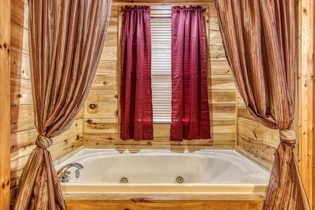 Always Kiss Me Goodnight- Hot Tub, You Get 1089 Of Free Area Attraction Tickets For Each Paid Day! Pigeon Forge Eksteriør bilde