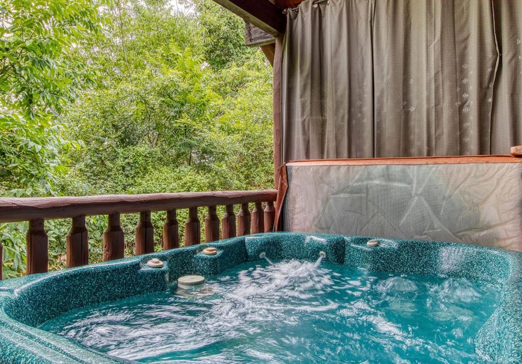 Always Kiss Me Goodnight- Hot Tub, You Get 1089 Of Free Area Attraction Tickets For Each Paid Day! Pigeon Forge Eksteriør bilde