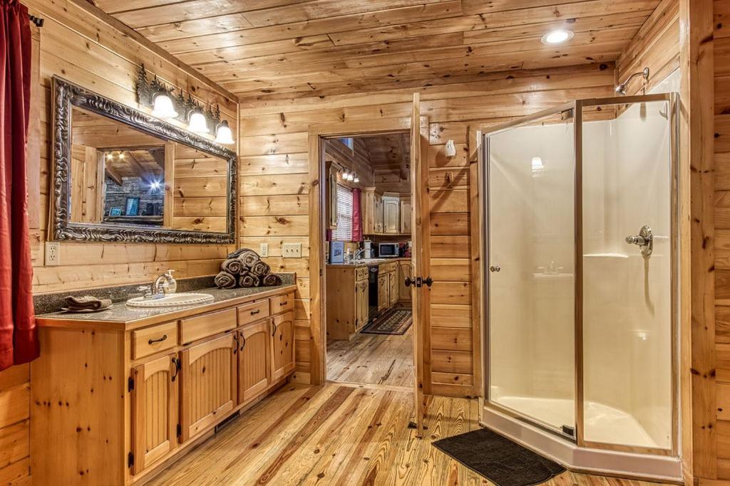Always Kiss Me Goodnight- Hot Tub, You Get 1089 Of Free Area Attraction Tickets For Each Paid Day! Pigeon Forge Eksteriør bilde